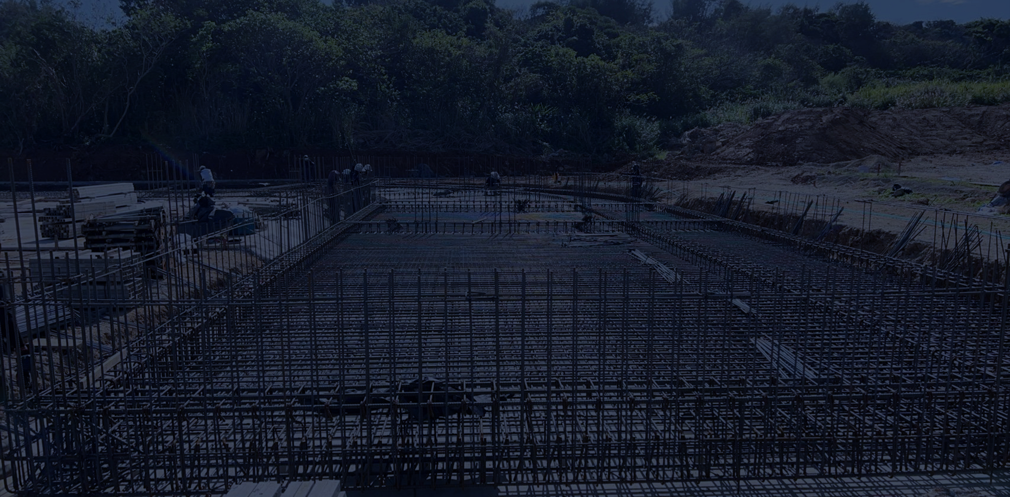 一本一本に、責任を込めて。  沖縄県内での鉄筋工事なら株式会社友江にお任せください。